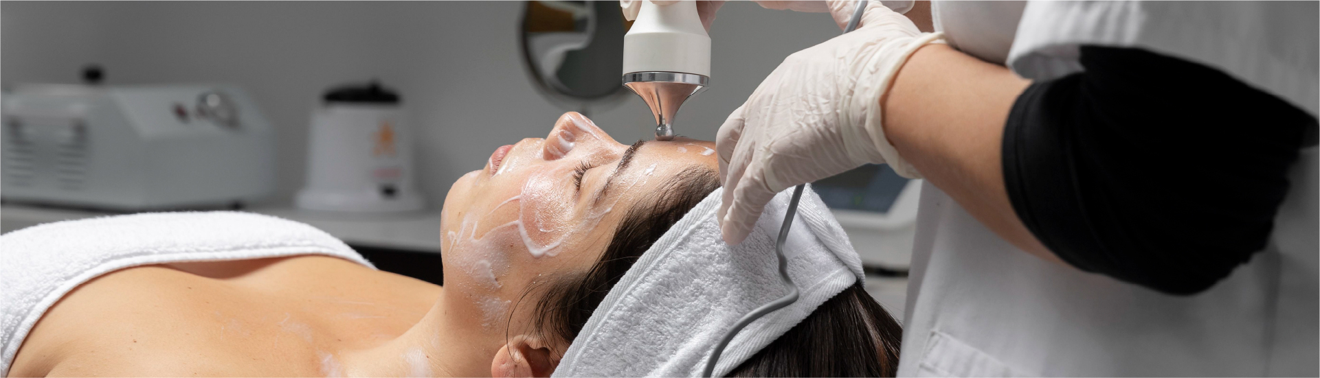 Tratamento facial avançado em clínica com aparelho estético profissional, esteticista a aplicar tecnologia para rejuvenescimento