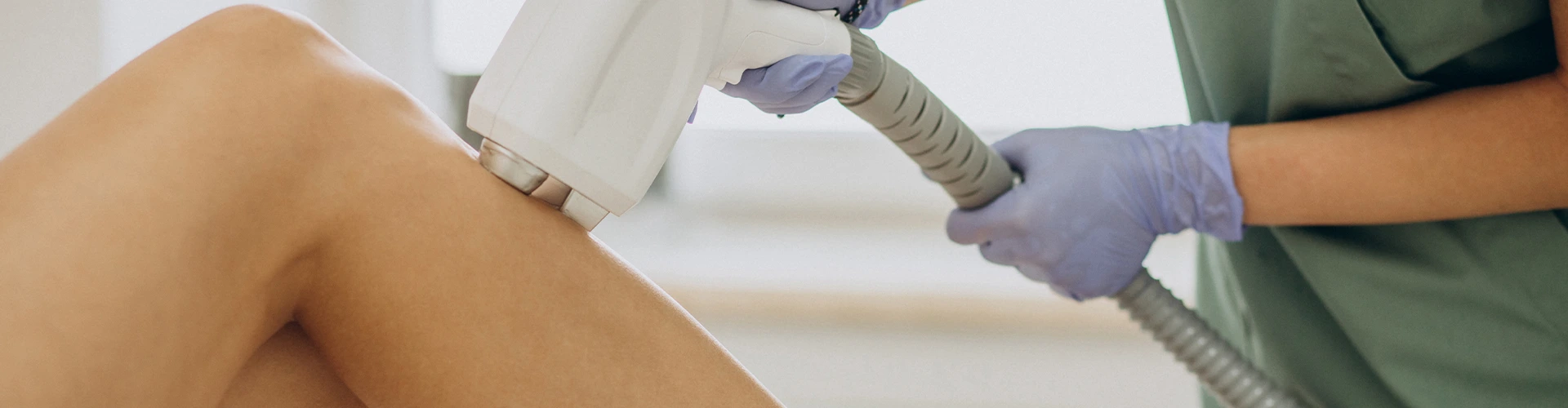 Depilação a laser na perna - profissional de clínica estética a aplicar fotodepilação com aparelho profissional e luvas
