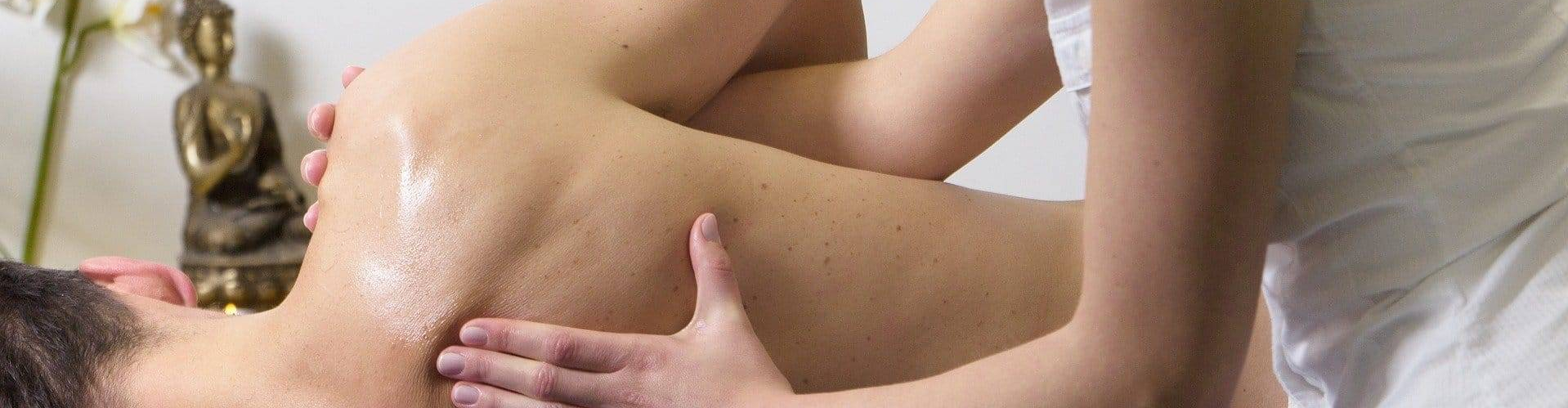 Depilação a laser na perna - profissional de clínica estética a aplicar fotodepilação com aparelho profissional e luvas